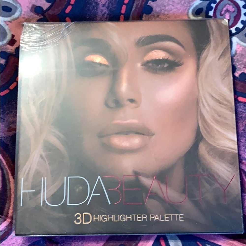 Huda beauty 3D highlight palette in Pink Sands